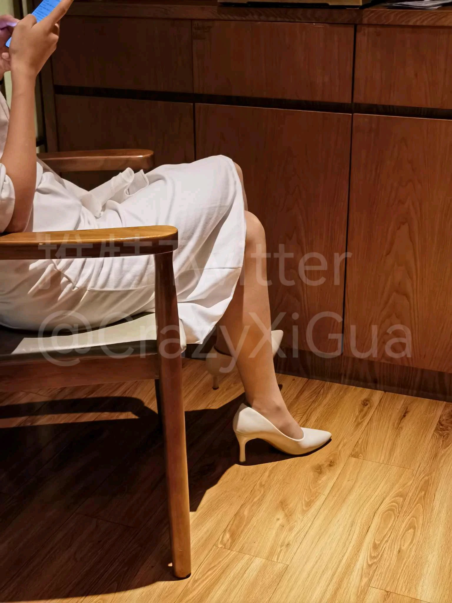 学生兼职主持小姐姐，还有4张图和一个视频，各位看官凑合看！#街拍 #丝袜 https://t.co/g12AyFCHhr