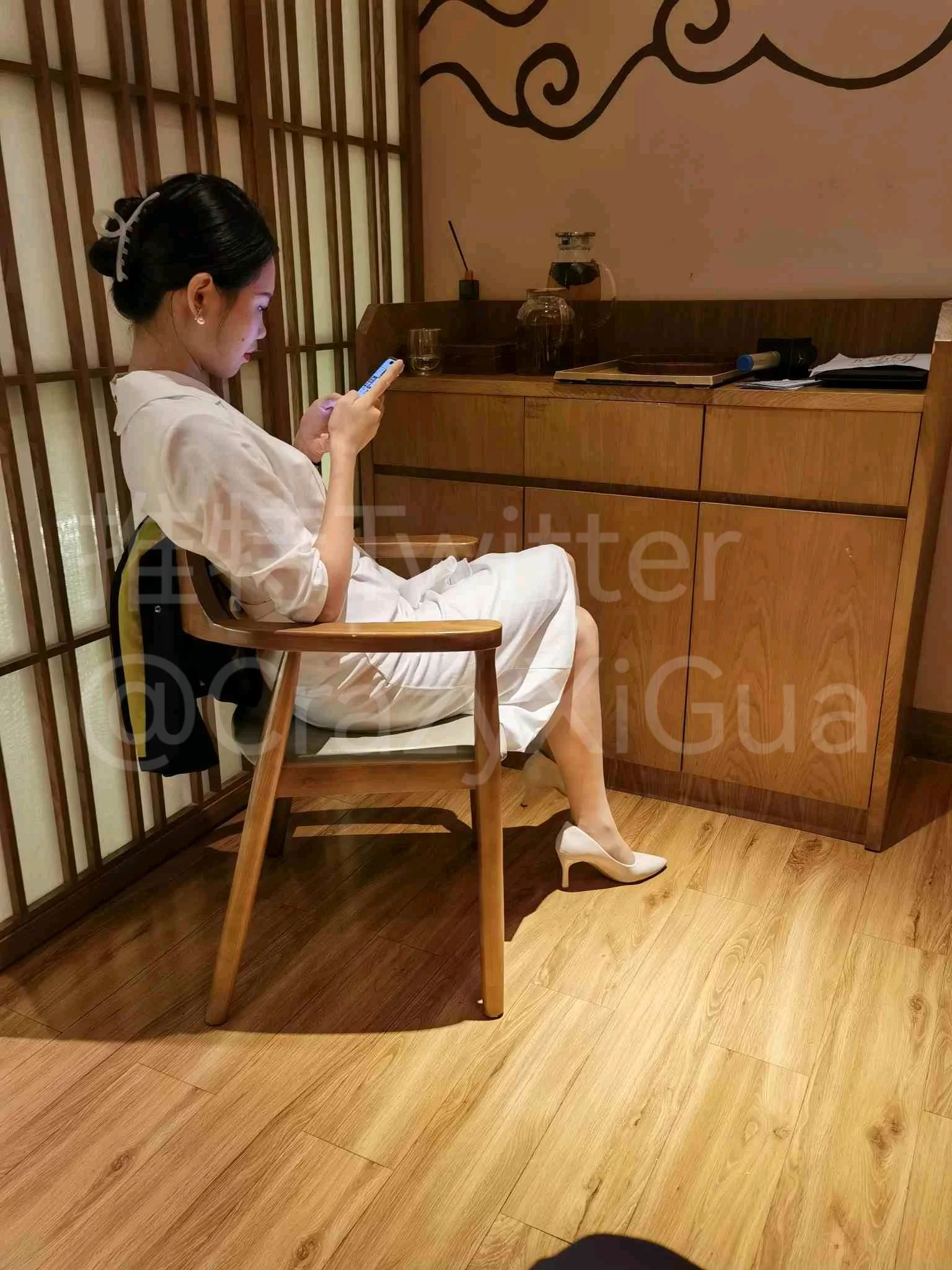 学生兼职主持小姐姐，还有4张图和一个视频，各位看官凑合看！#街拍 #丝袜 https://t.co/g12AyFCHhr