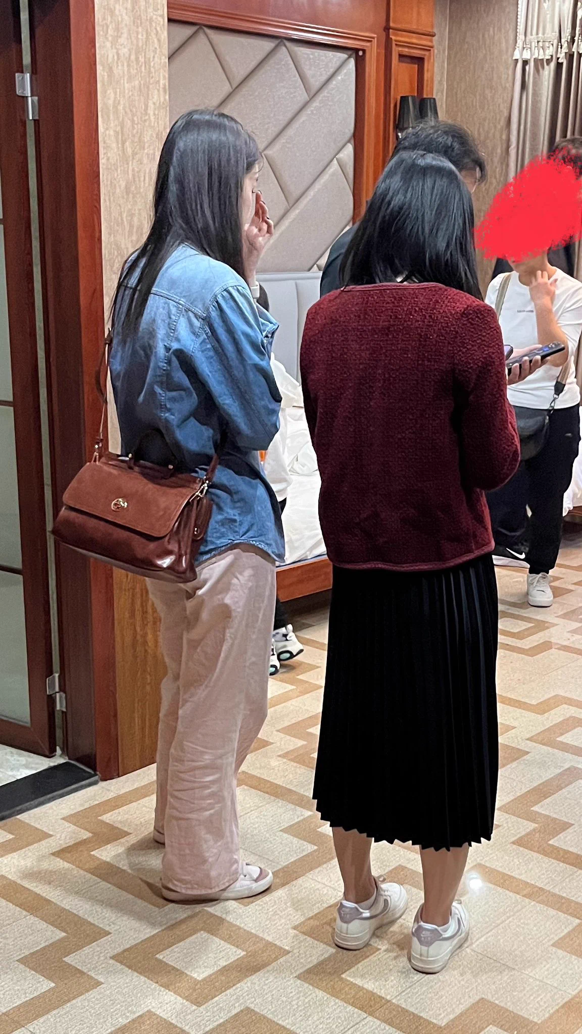 【婚礼顺袜2】婚礼当天，抢新娘人多嘴杂时，进入伴娘房间。当时想的搞到妹妹的白袜。因实在是太顶了，新娘的白袜在她妹妹的衬托下。有失兴趣。无奈没有找到，甚至想把jy留在妹妹的牛仔外套上。看来那双白袜妹妹穿在了脚上没有脱下。退而求其次，s了新娘的白袜。就在门外抢亲之时💦💦 https://t.co/ktOnnS4Tx4