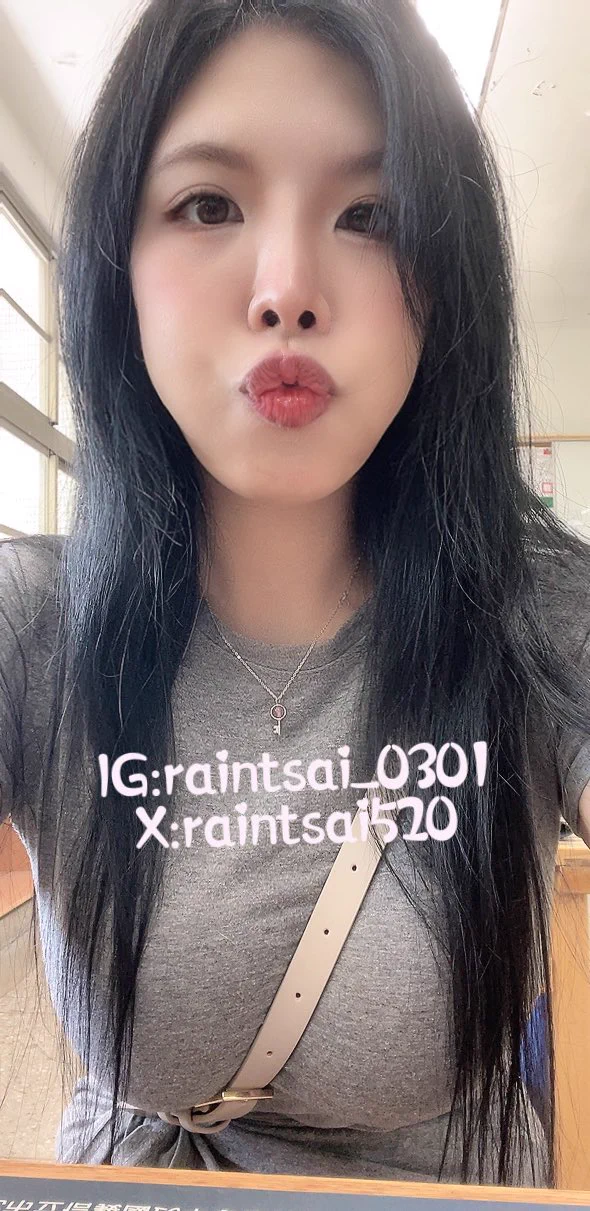 參加女兒學校日總是要穿的保守一點最近沒出現是因為腰椎開刀沒有露奶是不是沒人喜歡🥹 https://t.co/HTBUyXLQTN