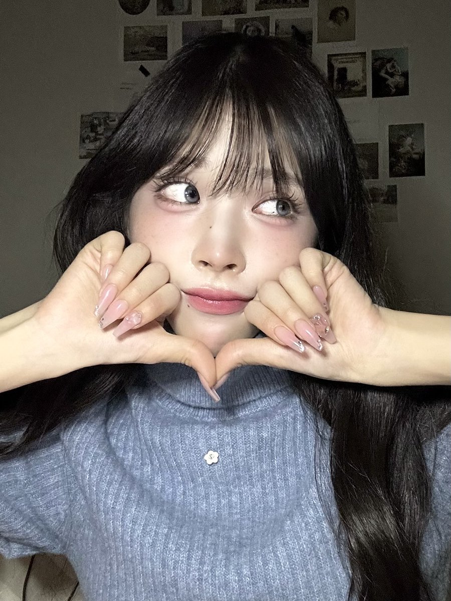 このネイルの見せ方可愛い？ https://t.co/gyXx67HLhI