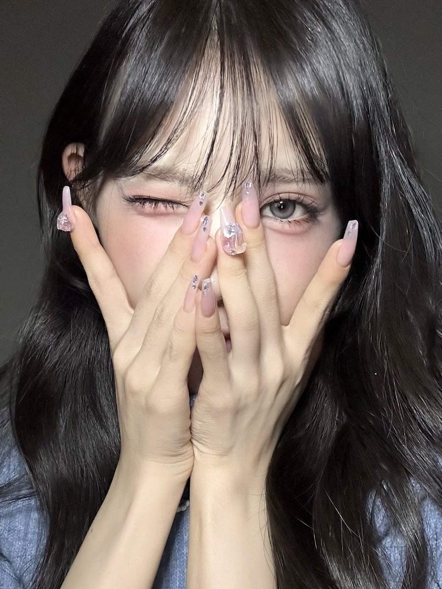 このネイルの見せ方可愛い？ https://t.co/gyXx67HLhI