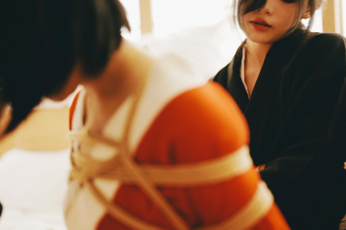 《Spindle of Necessity》
编织我和你因缘际会。

model：静静 &amp;Vicky @Ranunculus_V 
📷：N @qingjiaowoxiaoq 
抄送： @Fengsiyuan
#捆绑 #绳缚 https://t.co/dVfvl5EiVe