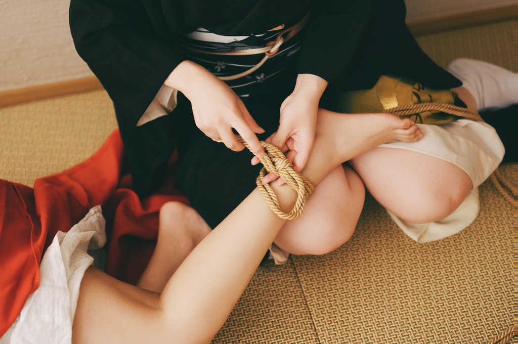 《Spindle of Necessity》
编织我和你因缘际会。

model：静静 &amp;Vicky @Ranunculus_V 
📷：N @qingjiaowoxiaoq 
抄送： @Fengsiyuan
#捆绑 #绳缚 https://t.co/dVfvl5EiVe