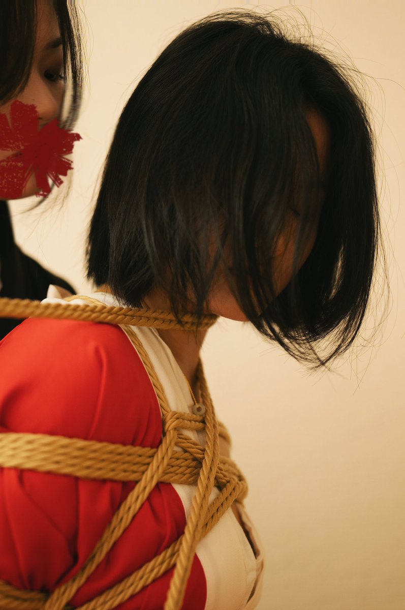 《Spindle of Necessity》
编织我和你因缘际会。

model：静静 &amp;Vicky @Ranunculus_V 
📷：N @qingjiaowoxiaoq 
抄送： @Fengsiyuan
#捆绑 #绳缚 https://t.co/dVfvl5EiVe