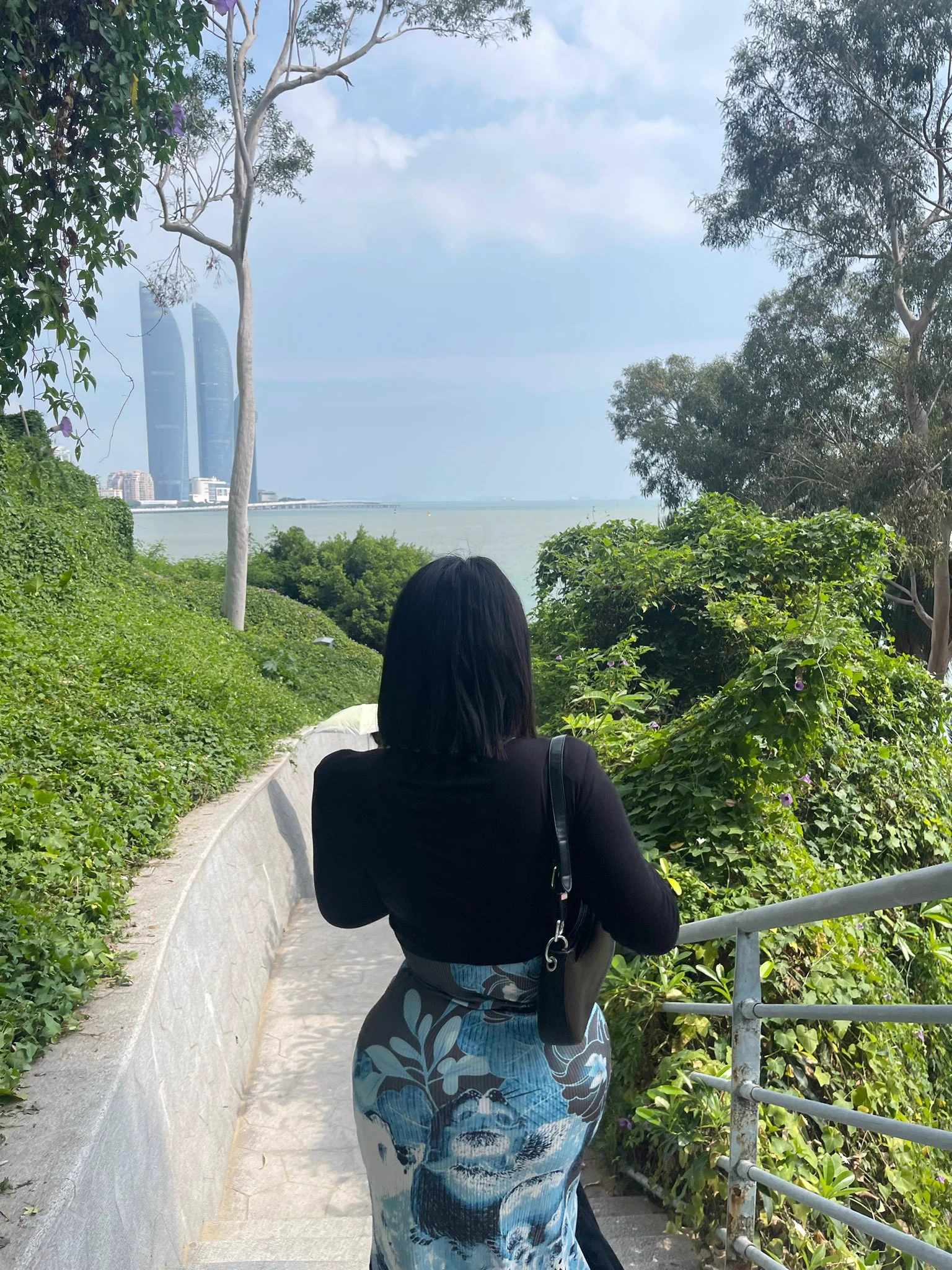 我不知道漂亮有什么可悲的，我永远感谢我母亲送给我的骨骼和五官，皮囊不是我的枷锁cage，我喜欢我的丰满和夸张的身体，我并不觉得他不正常。我喜欢美丽，把自己打扮的漂漂亮亮出门，没有什么不对的。 https://t.co/vrrjjavG1I