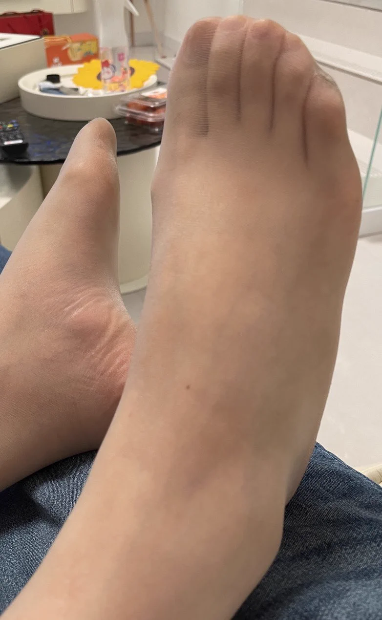 灰丝包裹下的小脚是我的最爱，脱下的丝袜味道也不错 https://t.co/ta6v0hqy9r