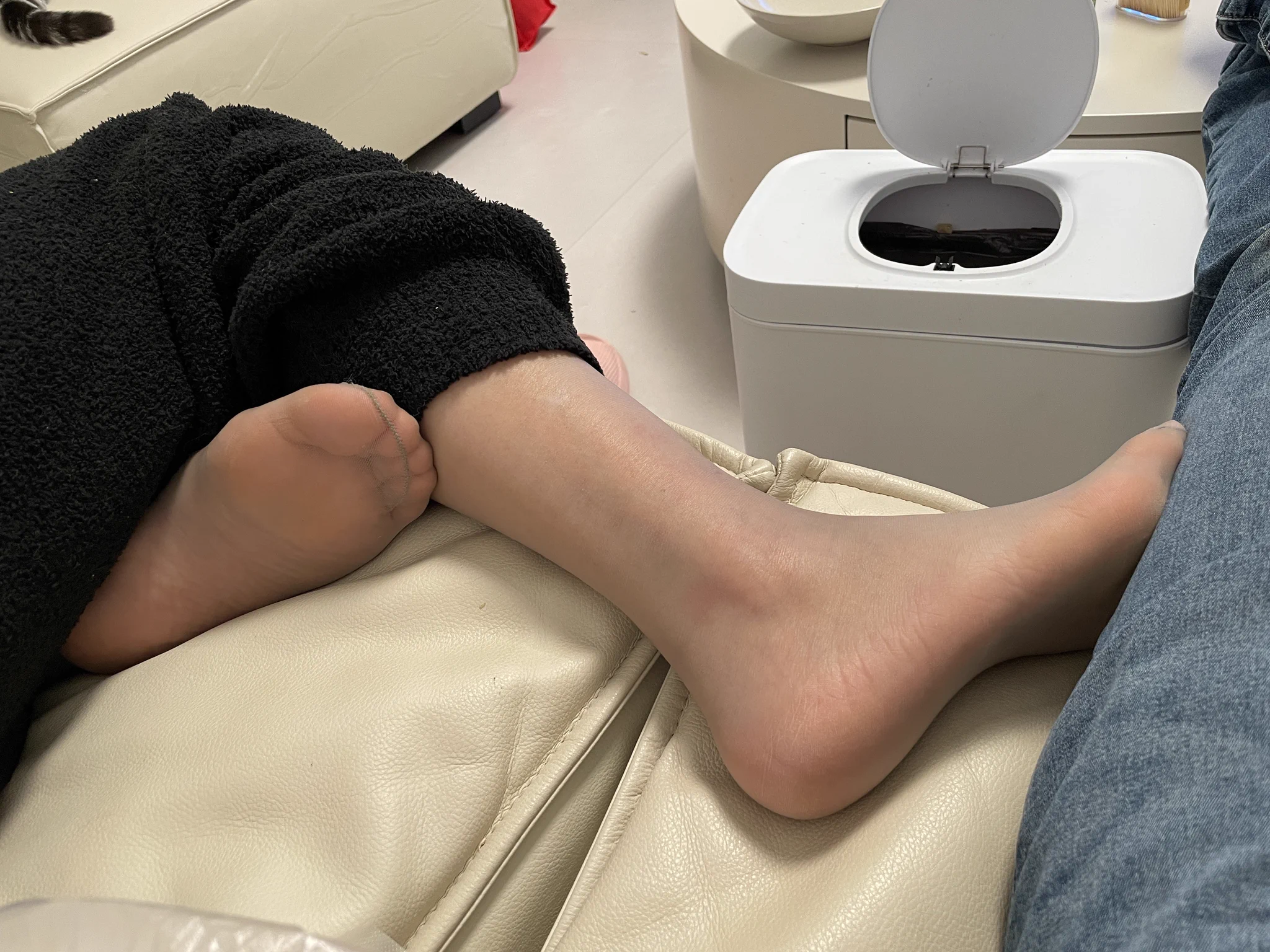 灰丝包裹下的小脚是我的最爱，脱下的丝袜味道也不错 https://t.co/ta6v0hqy9r