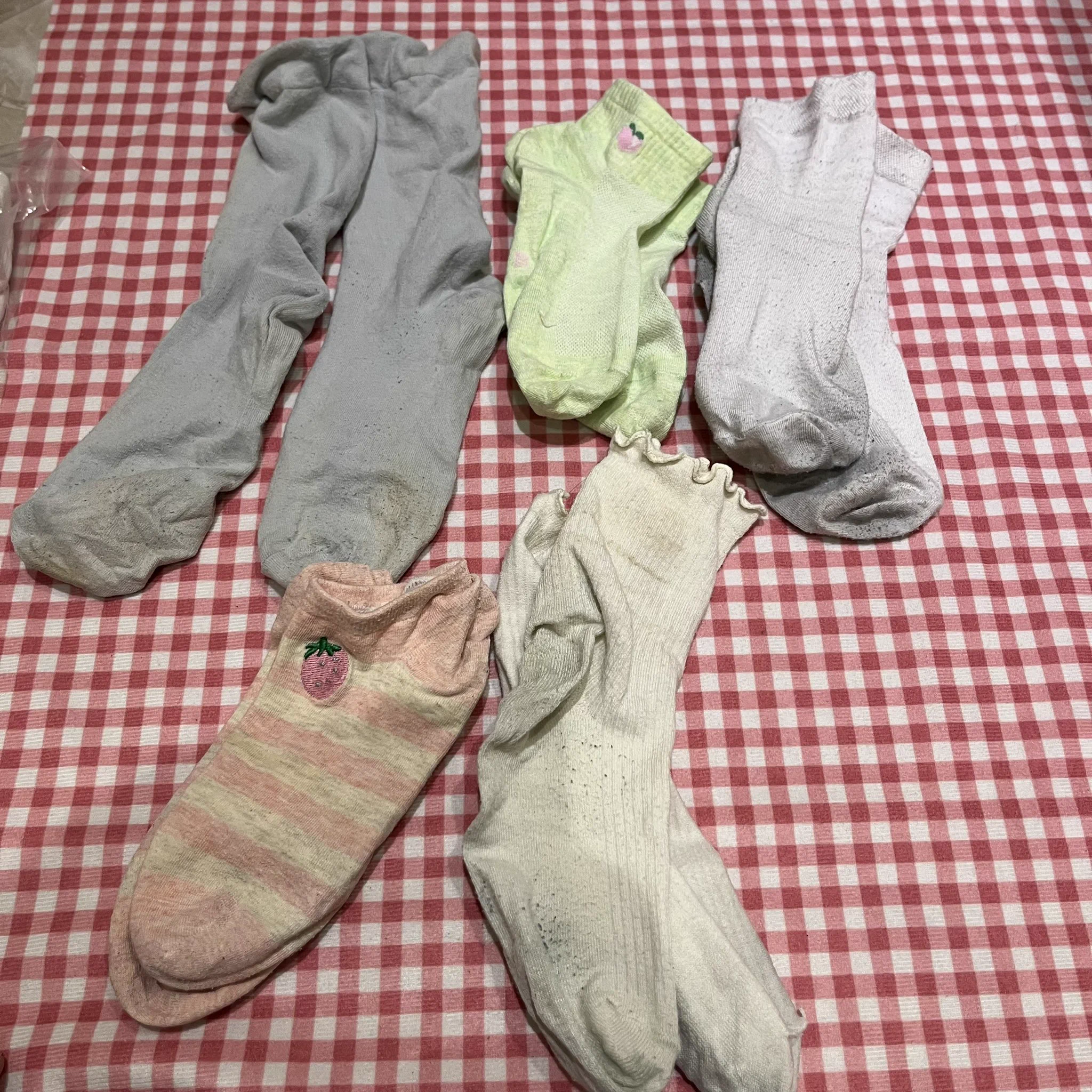【寝室系列】不知道是上年纪还是怎么…开始慢慢喜欢浅彩色的小袜子了，全是年轻有活力的感觉🥹图二是在这次加的一个女孩的微信，朋友圈里的白袜，也被收入此次密封袋里，看似她不经意的随意一团白袜。又是不知道陪伴同好多少个夜晚了💦💦 https://t.co/goy4jVTDEq