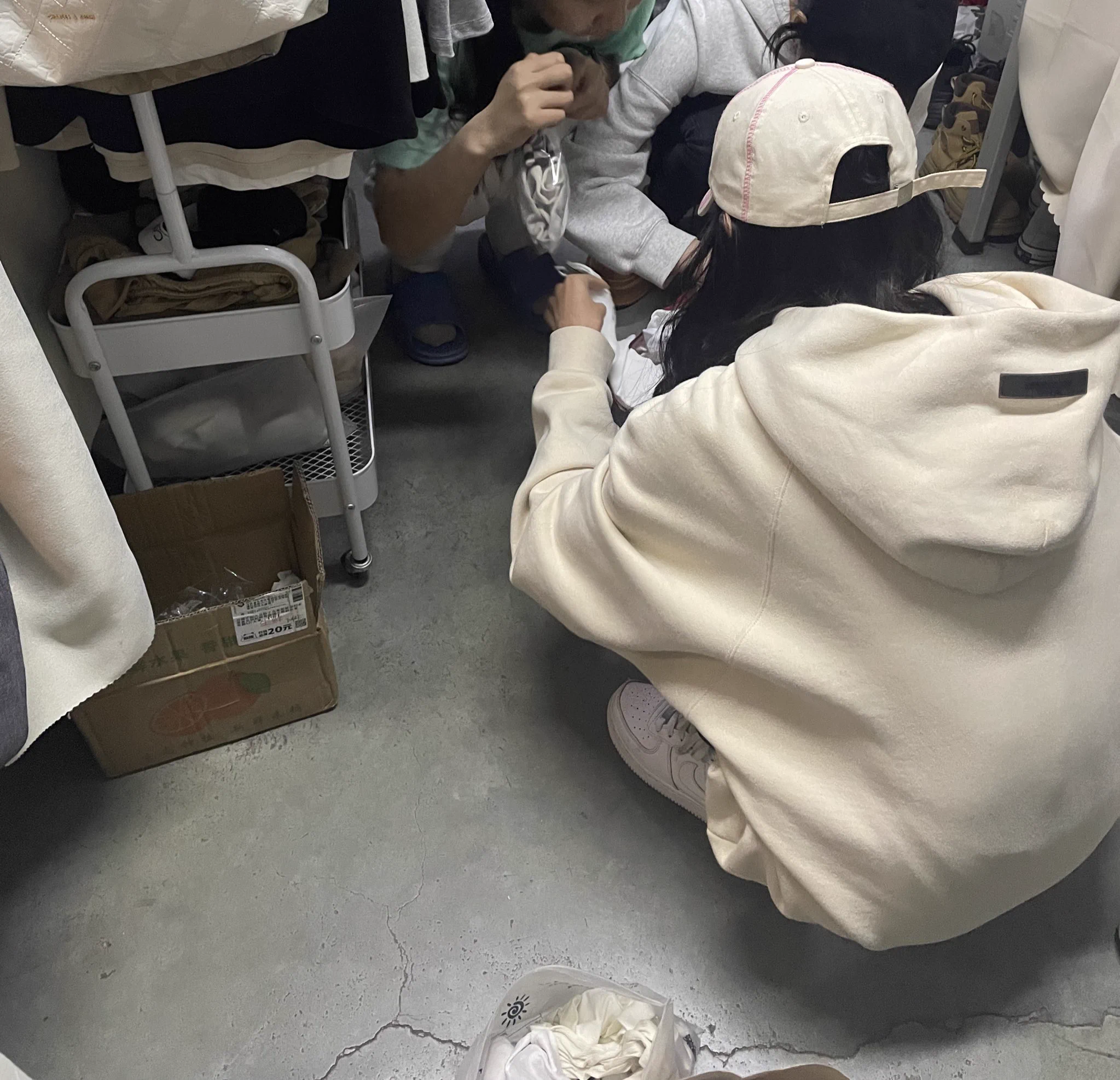 【寝室系列】不知道是上年纪还是怎么…开始慢慢喜欢浅彩色的小袜子了，全是年轻有活力的感觉🥹图二是在这次加的一个女孩的微信，朋友圈里的白袜，也被收入此次密封袋里，看似她不经意的随意一团白袜。又是不知道陪伴同好多少个夜晚了💦💦 https://t.co/goy4jVTDEq