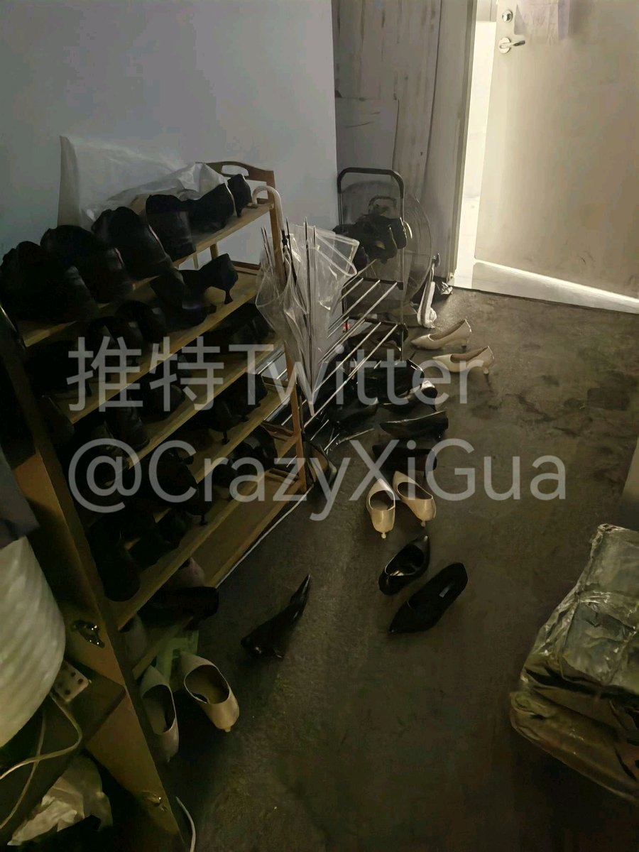 新鲜出炉，突击售楼部更衣室，这售楼部太大了，一顿好找，还是给我发现了更衣室，功夫不负有心人，在图4圈着的垃圾桶里找到一双刚脱下来的黑丝！#更衣室 #售楼部 https://t.co/5dk6gIKmd1