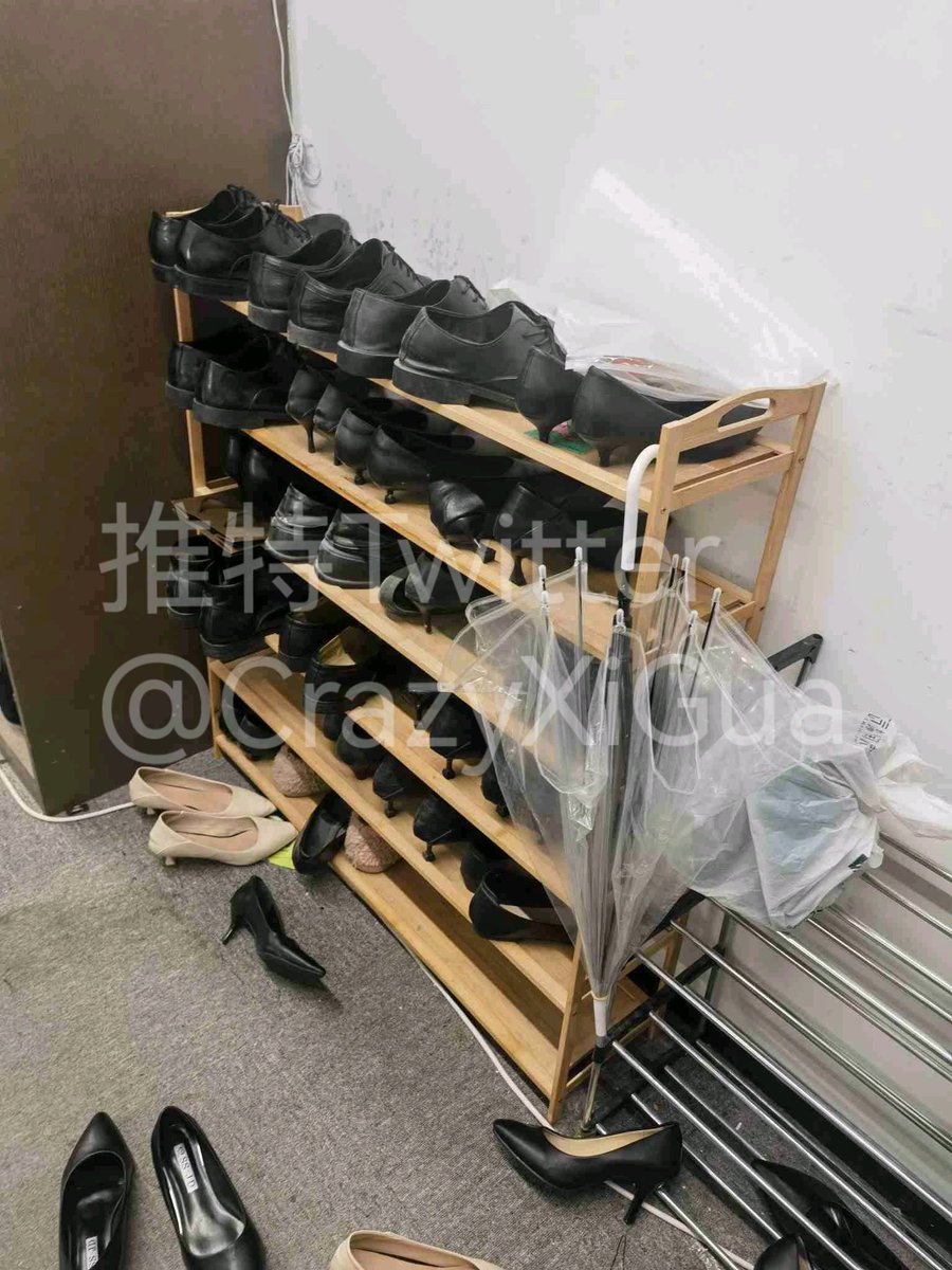 新鲜出炉，突击售楼部更衣室，这售楼部太大了，一顿好找，还是给我发现了更衣室，功夫不负有心人，在图4圈着的垃圾桶里找到一双刚脱下来的黑丝！#更衣室 #售楼部 https://t.co/5dk6gIKmd1