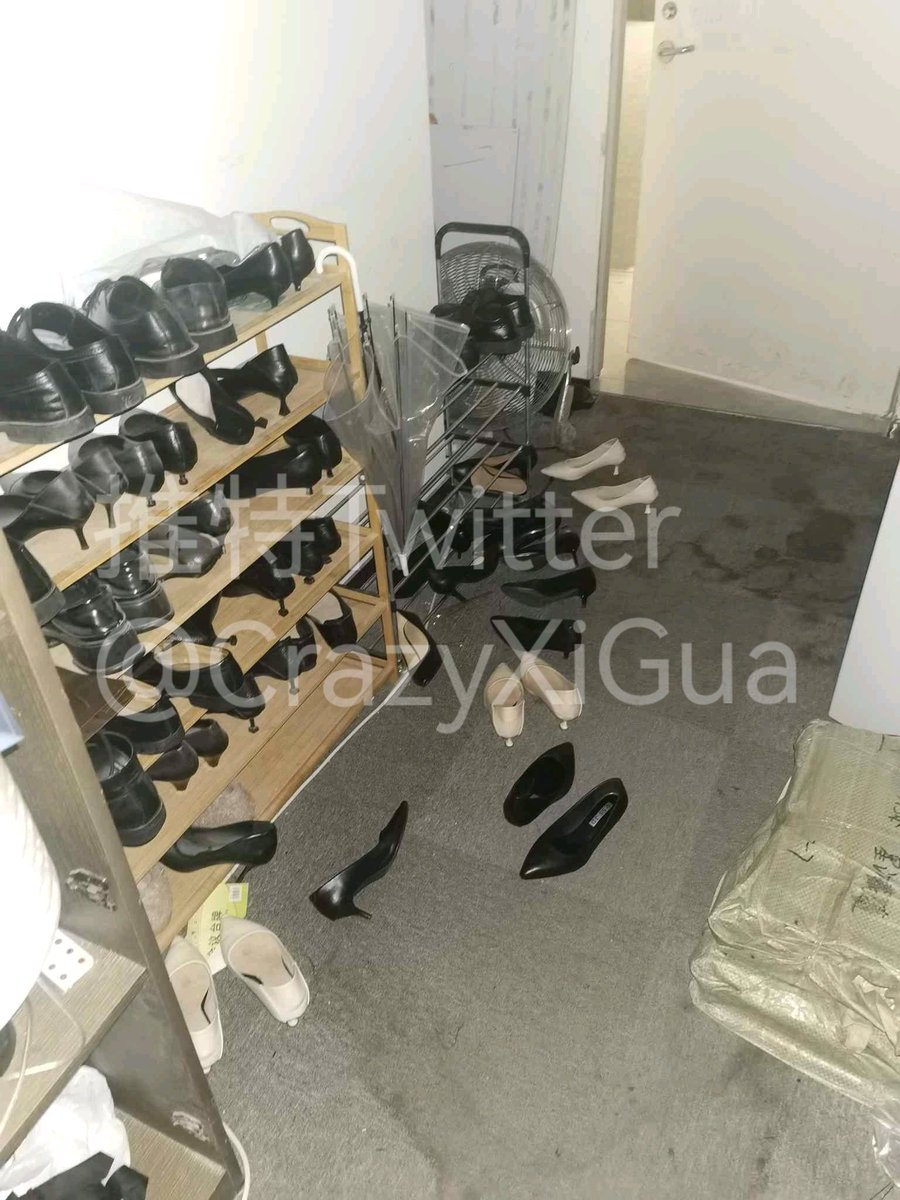 新鲜出炉，突击售楼部更衣室，这售楼部太大了，一顿好找，还是给我发现了更衣室，功夫不负有心人，在图4圈着的垃圾桶里找到一双刚脱下来的黑丝！#更衣室 #售楼部 https://t.co/5dk6gIKmd1