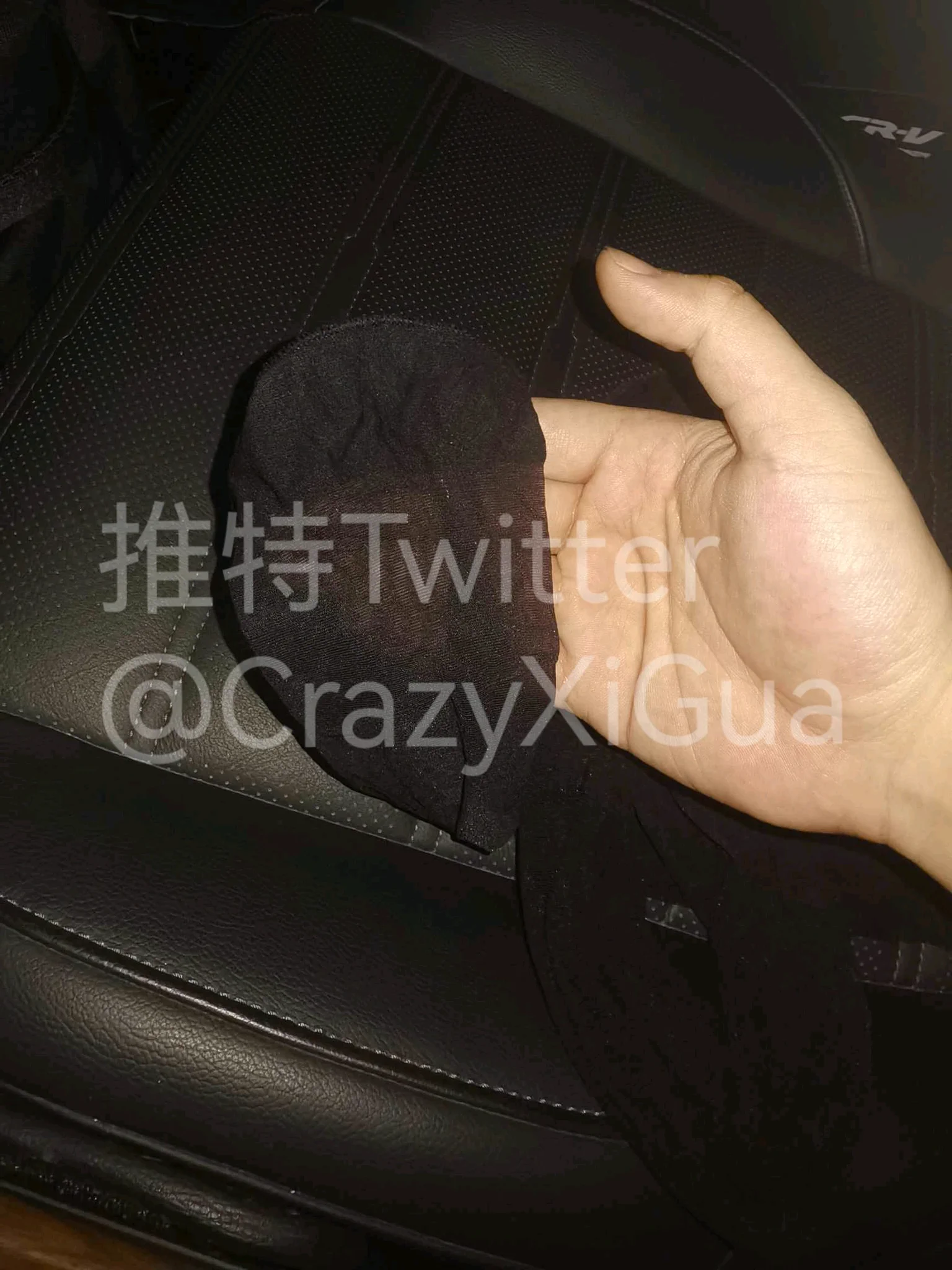 掏出来的原味黑丝，都已经卷成一团了，还好没有被污染。脚尖处都湿了，一股臭脚丫子味，应该是美女销售穿的，刚脱没多久！想要的朋友，直接私信我获取方式和邮寄地址，有偿（不多），明天顺丰发出。 https://t.co/GyEhKyUsTH