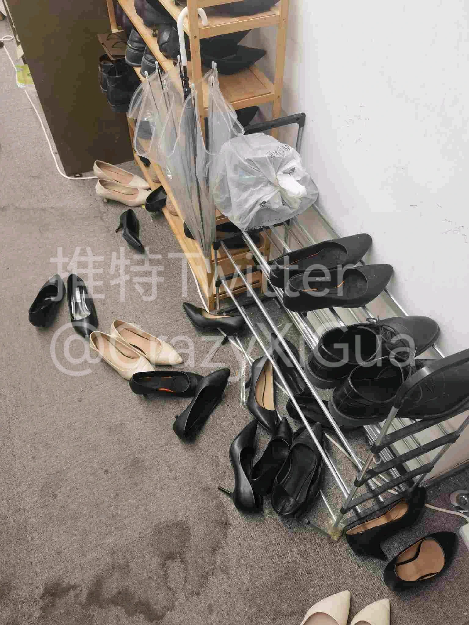 掏出来的原味黑丝，都已经卷成一团了，还好没有被污染。脚尖处都湿了，一股臭脚丫子味，应该是美女销售穿的，刚脱没多久！想要的朋友，直接私信我获取方式和邮寄地址，有偿（不多），明天顺丰发出。 https://t.co/GyEhKyUsTH
