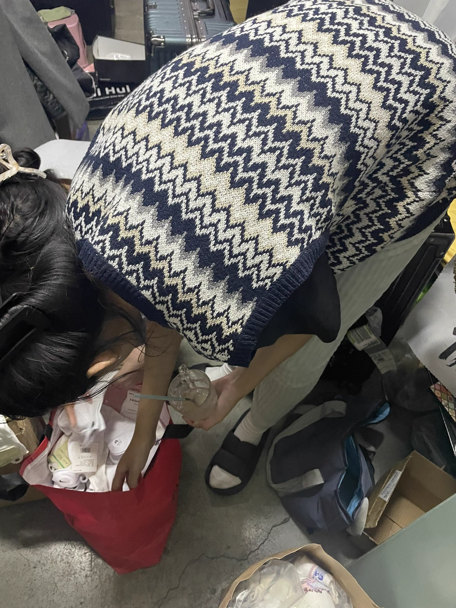 【寝室系列】10月上新，养了七天假期的大一大二女孩的棉袜。终于到了密封袋里。一届女孩一届风格，还记得去年的时候，款式明显和这届不同。为了搭配和拉长腿型，大量出现了这种纯色的小腿袜、月子袜，谁知道流行明年又会什么样子呢。其次从气味上，有的重，而有的真的是。有名贵香水的香💦💦 https://t.co/Q5qkmfbmOq