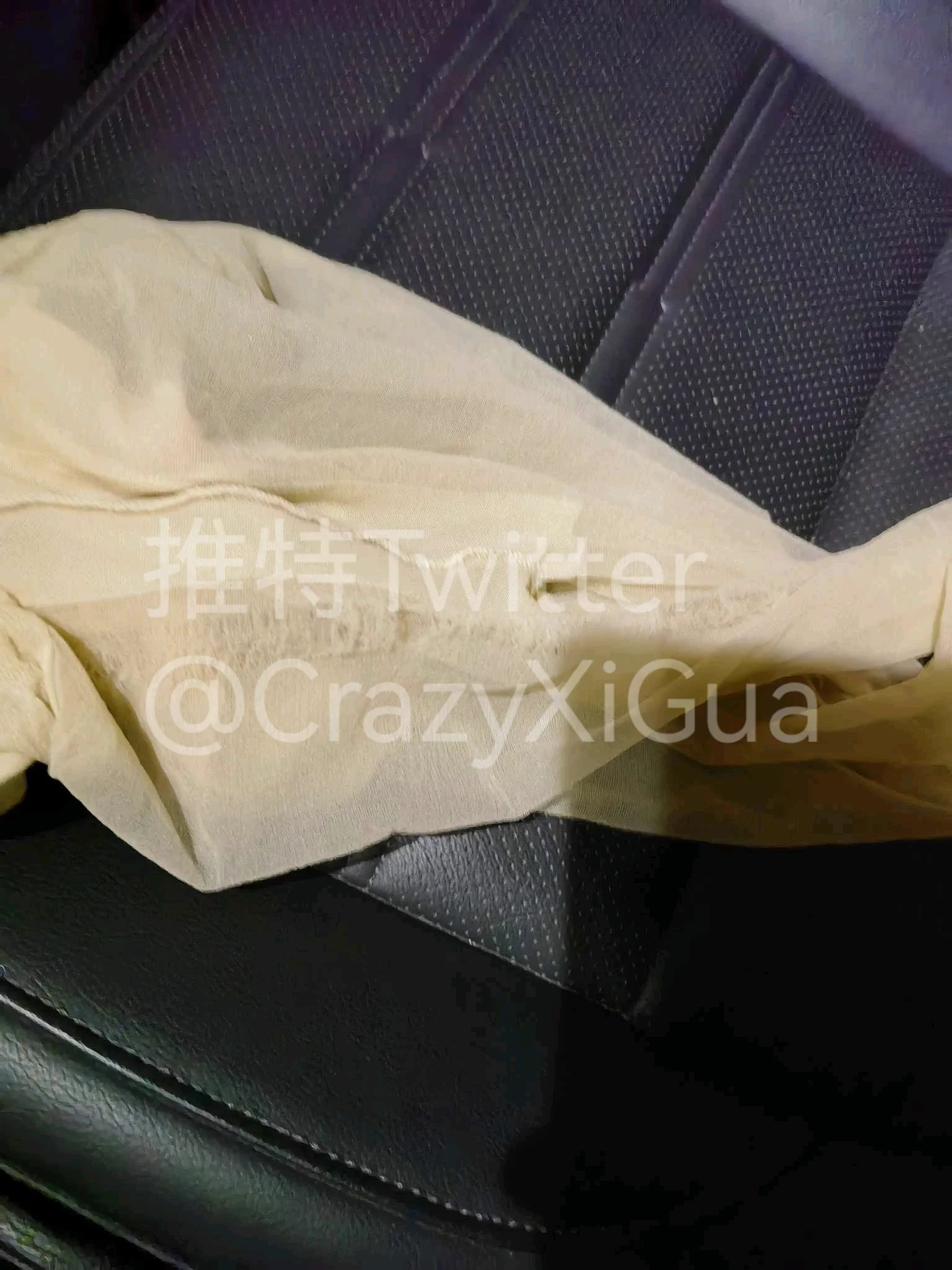 一样的地方，再次光顾，一打开桶果然有惊喜，而且是最喜欢的肉丝，难得的是在最上面没被污染。这个应该是水吧客服小姐姐穿的，勾丝扔掉了，口味没有那么重。老规矩私信我获取方式，口令红包及地址，顺丰发出！ https://t.co/k6RZZiVvqD