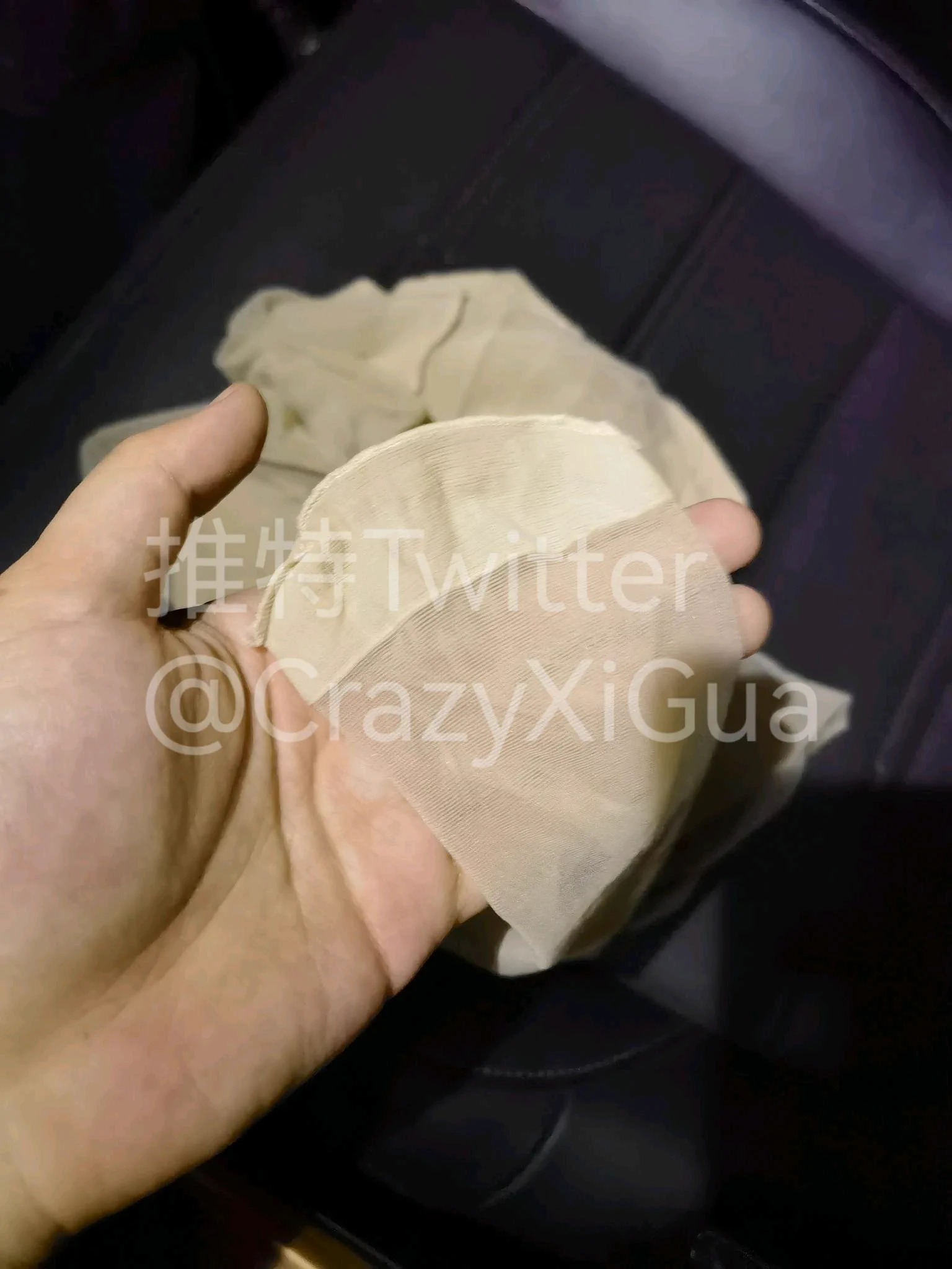 一样的地方，再次光顾，一打开桶果然有惊喜，而且是最喜欢的肉丝，难得的是在最上面没被污染。这个应该是水吧客服小姐姐穿的，勾丝扔掉了，口味没有那么重。老规矩私信我获取方式，口令红包及地址，顺丰发出！ https://t.co/k6RZZiVvqD