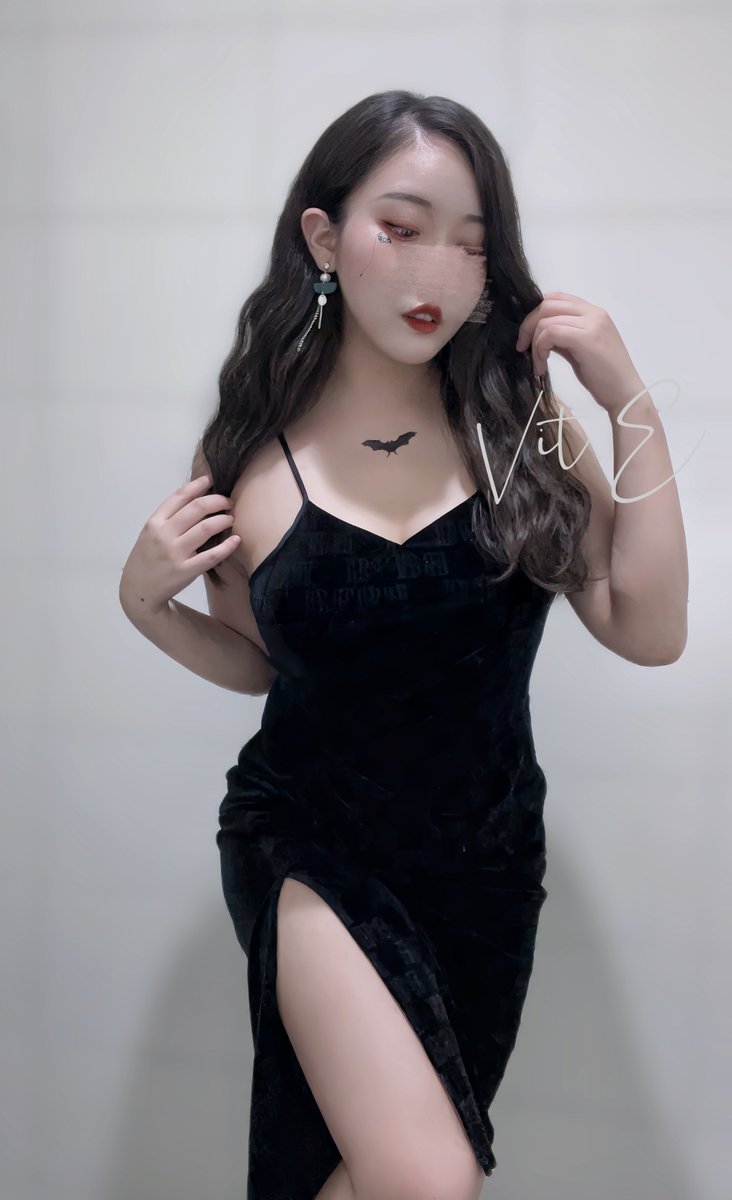 好多妹子許願🫶🏻🫶🏻
這是脫掉鎮壓小罩衫的樣子
就是很普通（？）的細肩帶絨布開衩洋裝

#辦公室 #Halloween2023 

可以穿去夜店
不能穿進辦公室啦_(:з」∠)_

蝙蝠🦇貼在那裡真的好色情😳 https://t.co/tAk37Fidib