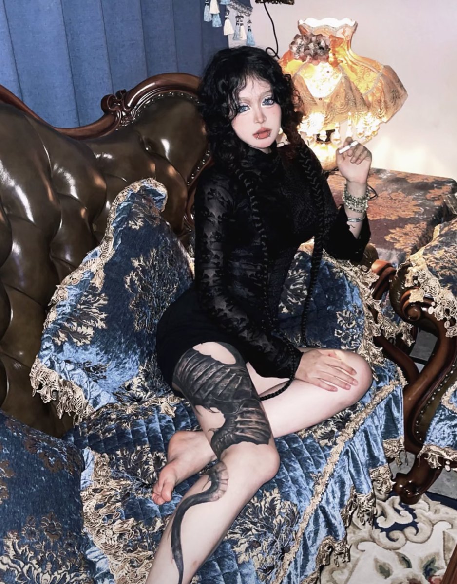 太高贵了啊啊啊 眼睛忍不住往脚上看 https://t.co/1hqODnOsez