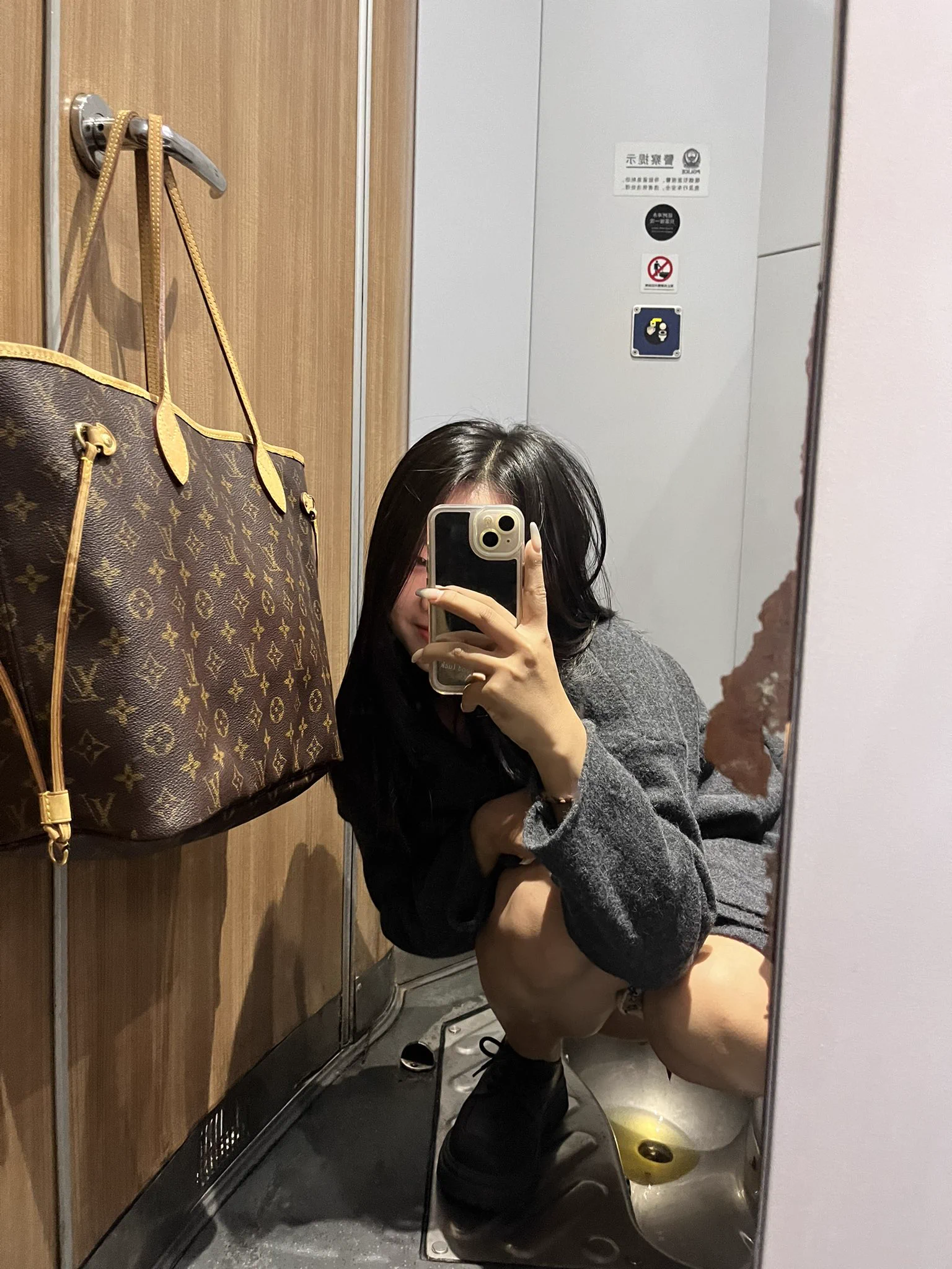 螺蛳粉吃多了，上火，尿巨黄😂 https://t.co/3IHY0gJUD3