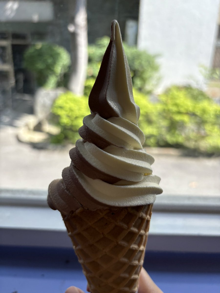 一個人在教室emo 了一下
準備離開學校
回家念書（？）之前吃一支冰壓壓驚 https://t.co/oxM3cU1oCx