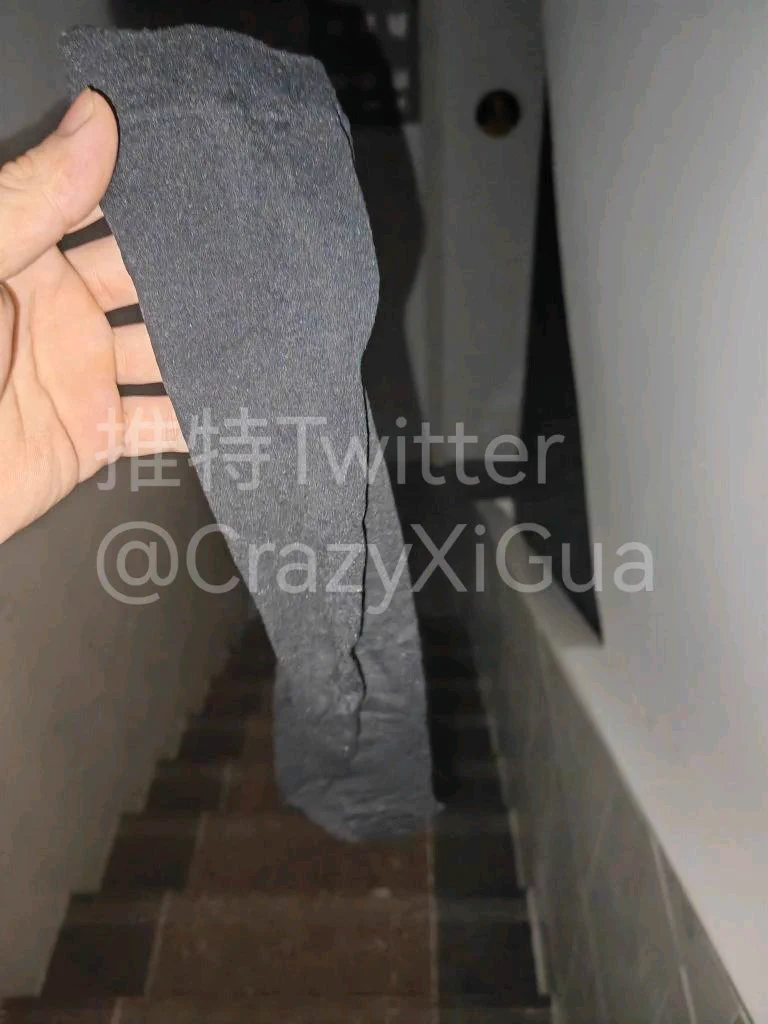 推友再次发来投稿，扫楼发现小姐姐把刚穿的小腿黑丝塞在乐福鞋里，二话不说直接拿到楼道一起享用。 https://t.co/jj9bfGD3bN