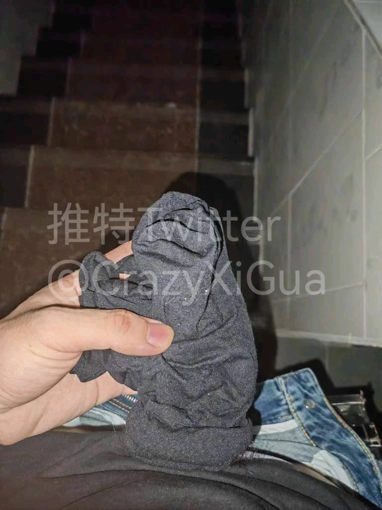 推友再次发来投稿，扫楼发现小姐姐把刚穿的小腿黑丝塞在乐福鞋里，二话不说直接拿到楼道一起享用。 https://t.co/jj9bfGD3bN