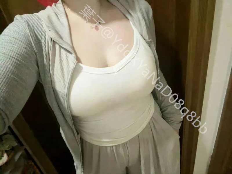 變冷了 出門要穿外套 辣媽深夜去跟姐妹轟趴 都是有小朋友的人只能這個時間屬於私人時間 難得一聚 需要配合她們說好大家都帶上自己最性感的睡衣一起騷一騷等到地方再換火辣秒硬cosplay裝 轉推+留言讓我看看有多少人想看我跟姐妹淘們的清涼裝影片？#有空我抽留言隨機送唷 https://t.co/uikSWacXU8