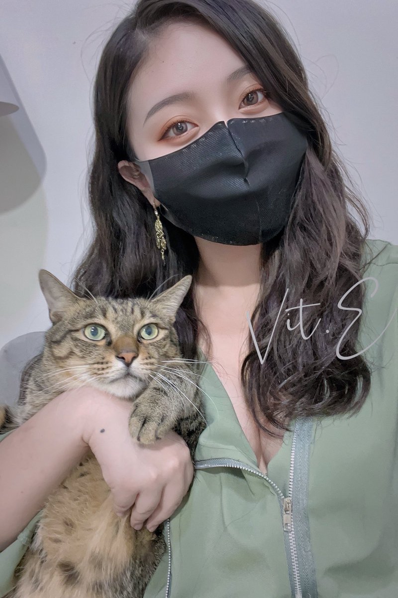 終於！人模人樣啦✨

很想宣布出關但昨天才拔牙
依然不能喝酒、甚至不能快樂的吃麻辣鍋嗚嗚
好想吃辣…

#辦公室

自休養以來已經18天沒進辦公室
18天沒有化妝
（出社會五年以來最久的一次）
今早拍粉底液前差點忘記要防曬…
太久沒化妝真的會忘記步驟欸 https://t.co/sHjjbkK9XH