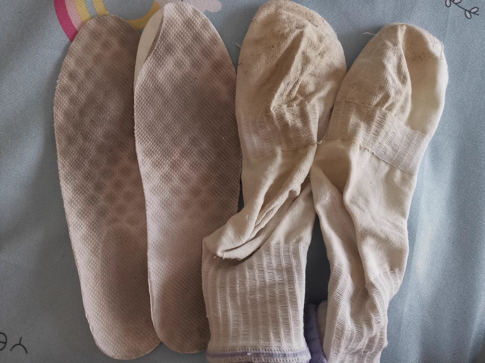 随手发个以前的重口棉袜和内裤的照片，鞋垫也有，很重的那种，黄金圣水预订一波 https://t.co/vlNTQLezjE
