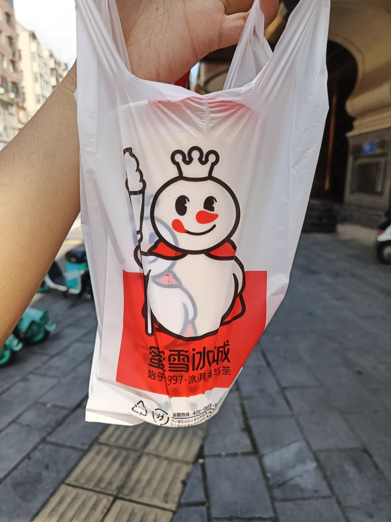 我的每一天 都是在雪王的懷抱下度過 https://t.co/aoYlHdGGe8