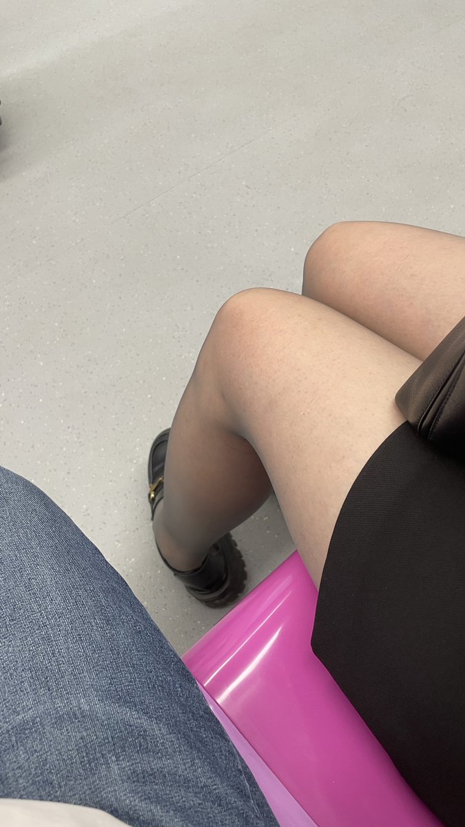 十一月份的南京依然可以薄丝袜，味道还挺好，哈哈 https://t.co/Eoz7k2bRye