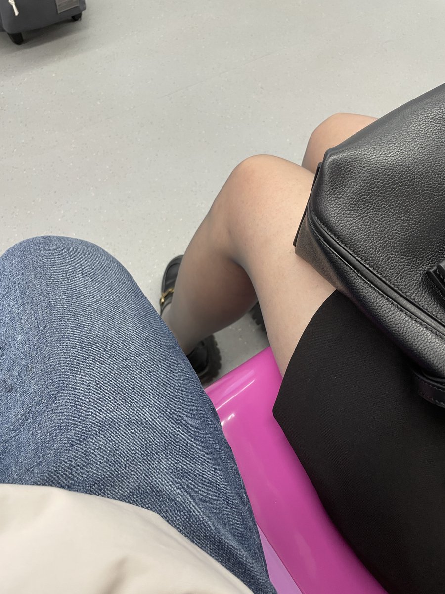 十一月份的南京依然可以薄丝袜，味道还挺好，哈哈 https://t.co/Eoz7k2bRye