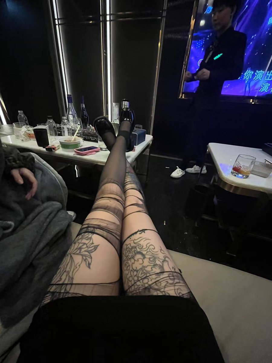 精神亲妈去KTV玩 丝袜被撕烂了 好想给她磕头啊啊啊 
控制不住撸着鸡巴一遍又一遍的 对着破臭丝袜的照片给她送钱 https://t.co/tkLtmnEyJ6