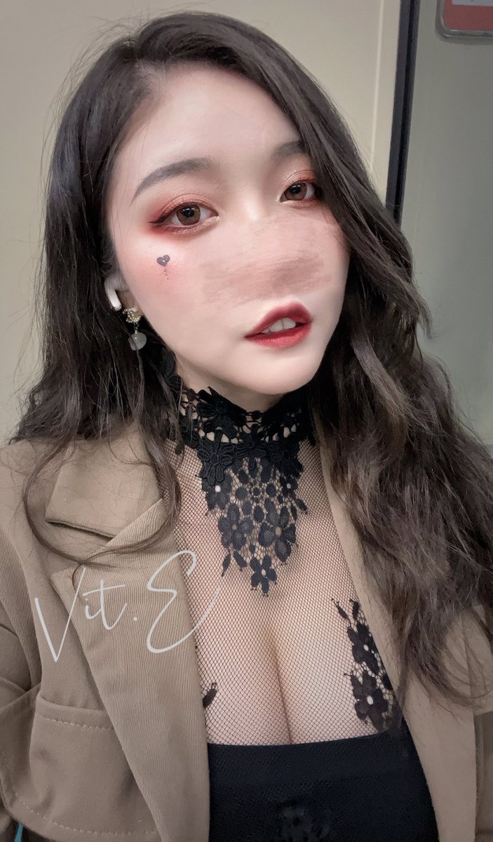 今天是自己畫的不夠萬聖節的濃妝
包含那個小愛心🖤
（但我手很殘畫超久_(:з」∠)_

#不在辦公室 #Halloween2023 

出關第一局要去哪呢٩( ᐛ )و https://t.co/vwdTb5CSai