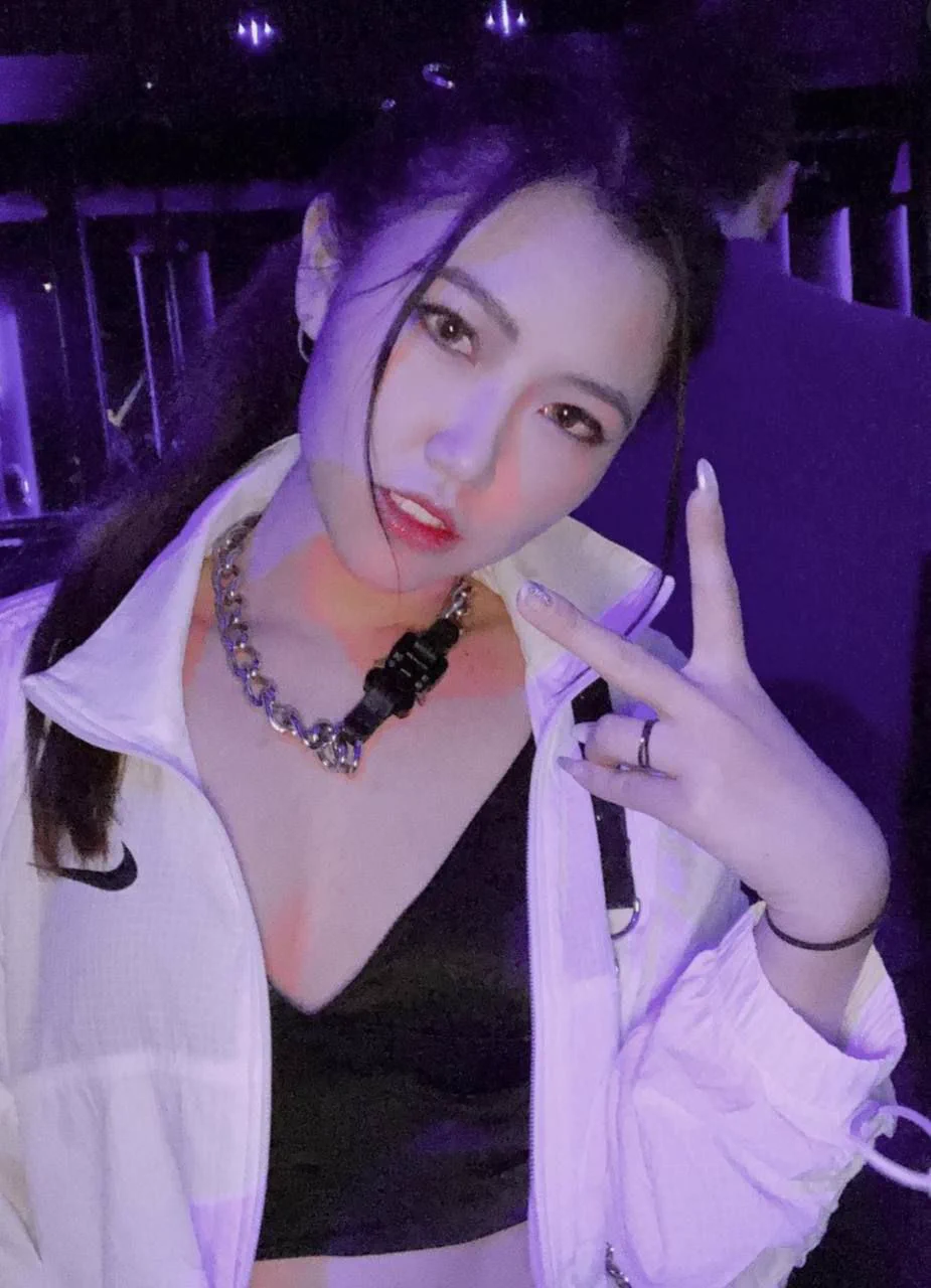 广州少妇婚内出轨尼哥，长达2年后被老公发现离婚，这种媚黑的我至今也想不出是什么原理，跟黑人偷情的视频有露脸，真就是你把黑人当宝贝，黑人吧你当母狗。#结婚 #反差婊 #广州 #媚黑婊 https://t.co/7bYkqAcGeM