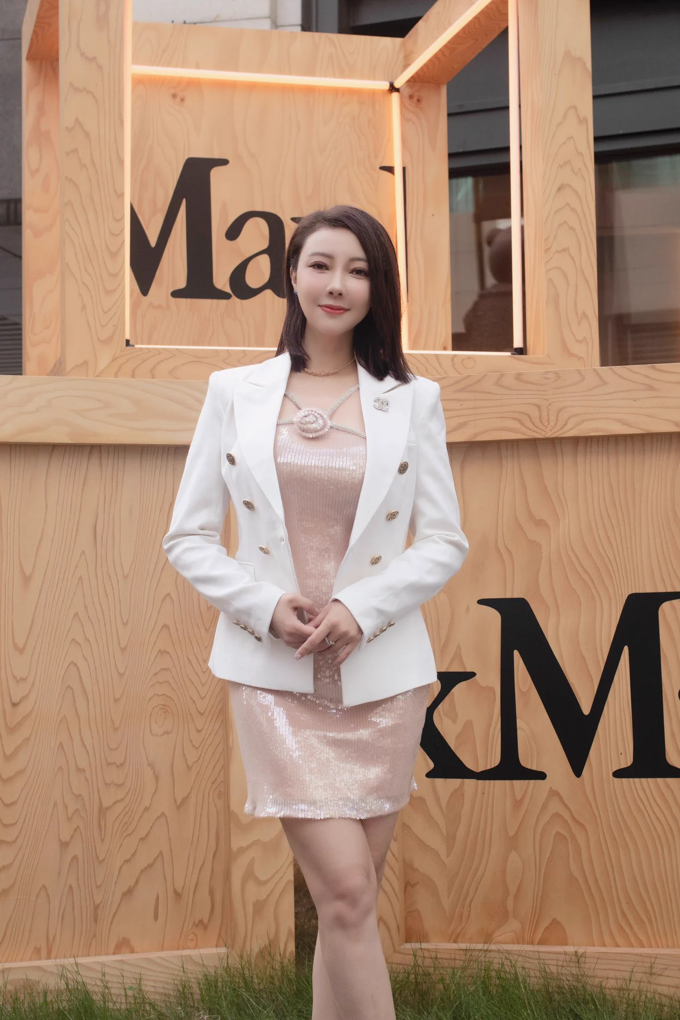 今天参加了MaxMara开业典礼，见到许久不见的朋友，还根据我今天的造型弄了一张AI的我，好可爱。 又是开心的一天，这个世界很喧嚣，你可以屏蔽各种声音然后活的尽兴一点。 https://t.co/Qf62yXKt49