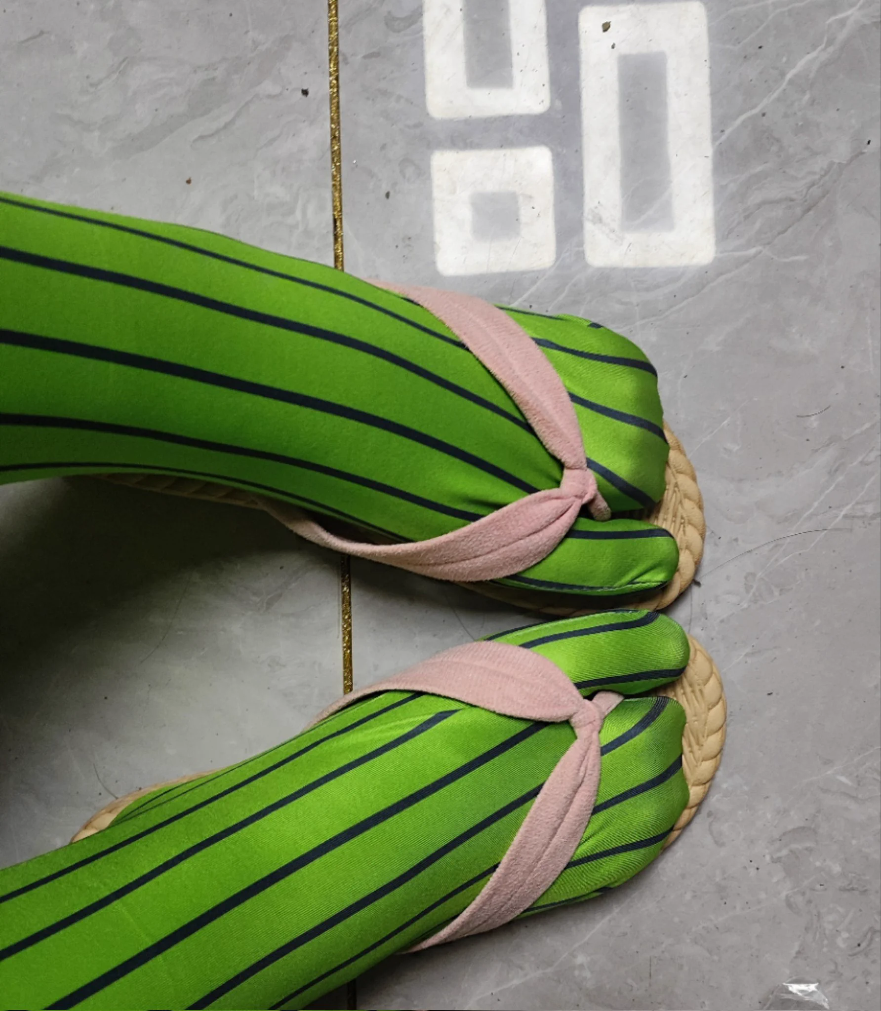 救命啊！家人们谁懂啊！
蜜漓的袜子真的很像西瓜条成精了！！！不说了真的我要去报🚓了 https://t.co/bFaKTnJAAO