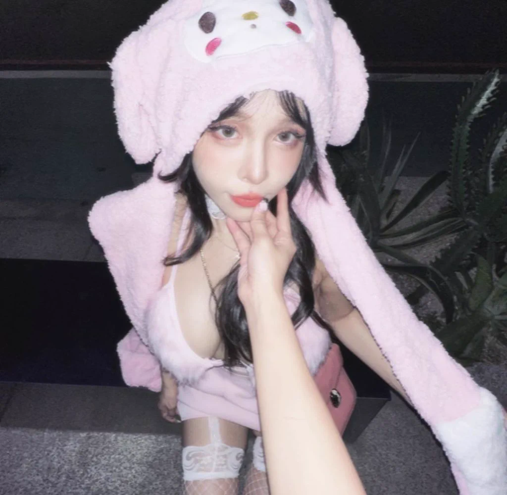 全身穿粉粉 內在美也要粉粉ㄉ終於來做現在最火的粉嫩項目💕!!變成草莓牛奶味的香菱🍓🥛這次來把乳暈&amp;私密兩個部位都做好了現在上下的顏色都好粉😍好喜歡ㄋ想看實際效果可以到店家ig在這裡做 👉🏻@kinsleysalon_official https://t.co/FaqO9CPRAS