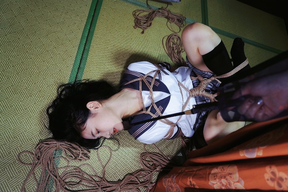 我需要挽回自己的形象，我真的没那么多表情！！！
摄：
@zzsipai

绳：@Vanper17
模：闻於
#绳缚 #橘势大好 https://t.co/uMNrhgLXh4