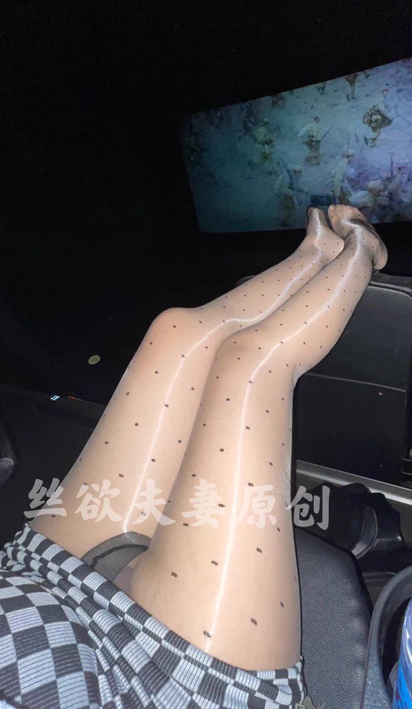 出来看个电影吧！各种拍照把旁边的小哥哥看的眼花缭乱！坐在周围的男人也都按耐不住了吧！还有心思看电影吗？嘿嘿 https://t.co/iUmxOnmw5y