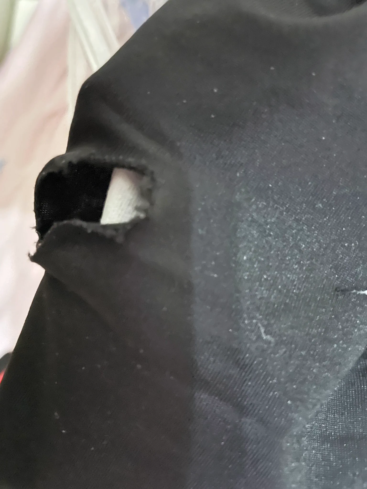 衣服撑坏了，撕了一下破的更大了，草 https://t.co/lPBDWzdJNS