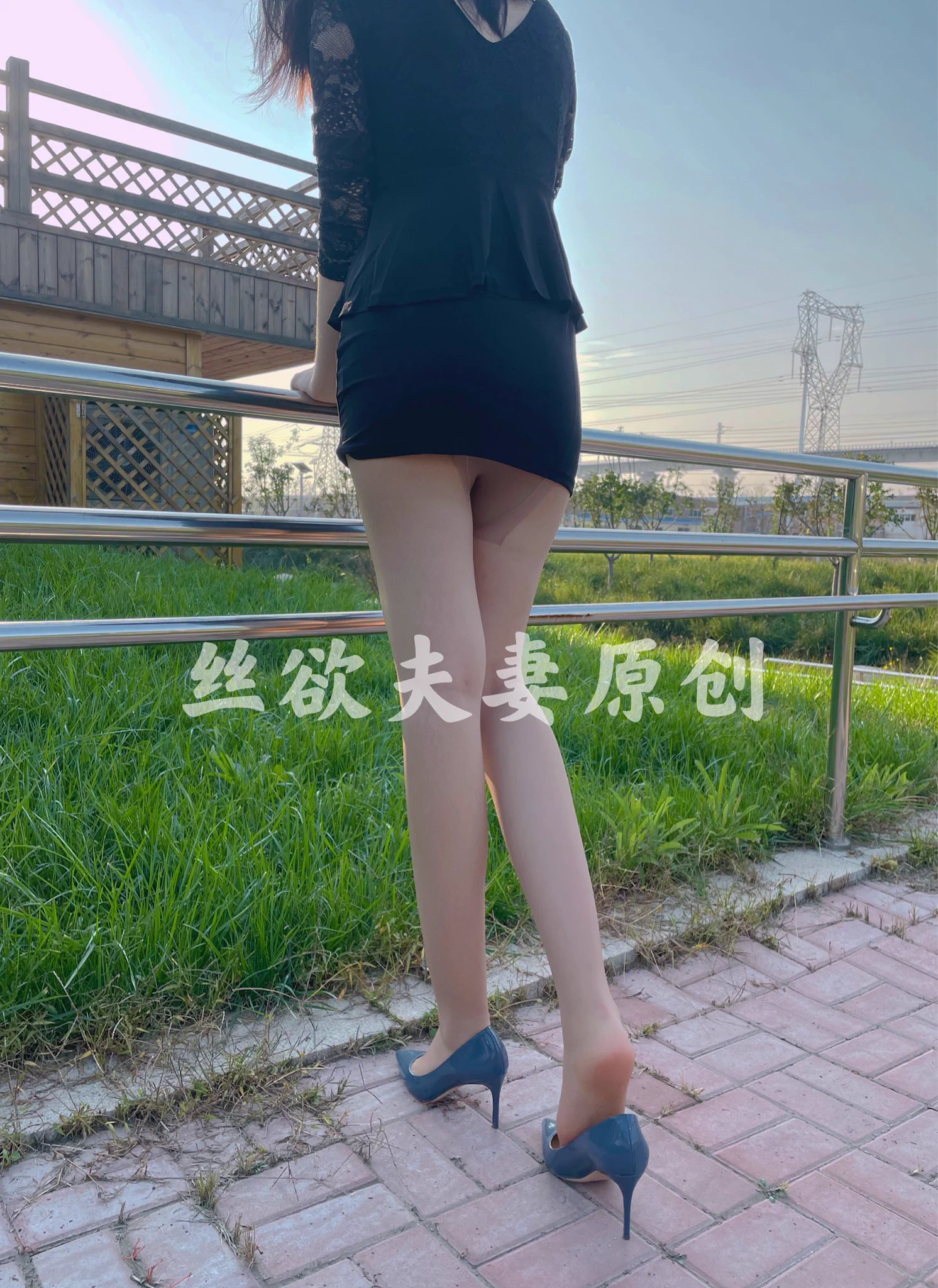 终于遇到胆大的路人了！在公园拍照，这哥们一路尾随偷看！直到看到骚妻露出丝袜屁股的那一刻，哥们再也绷不住了，经过一番交流他也明白怎么回事了。在我的鼓励下他也放松了警惕，开始脱下裤子调戏起了骚妻！当然骚妻也并没打算放过他！ https://t.co/L5DsgRSKF5