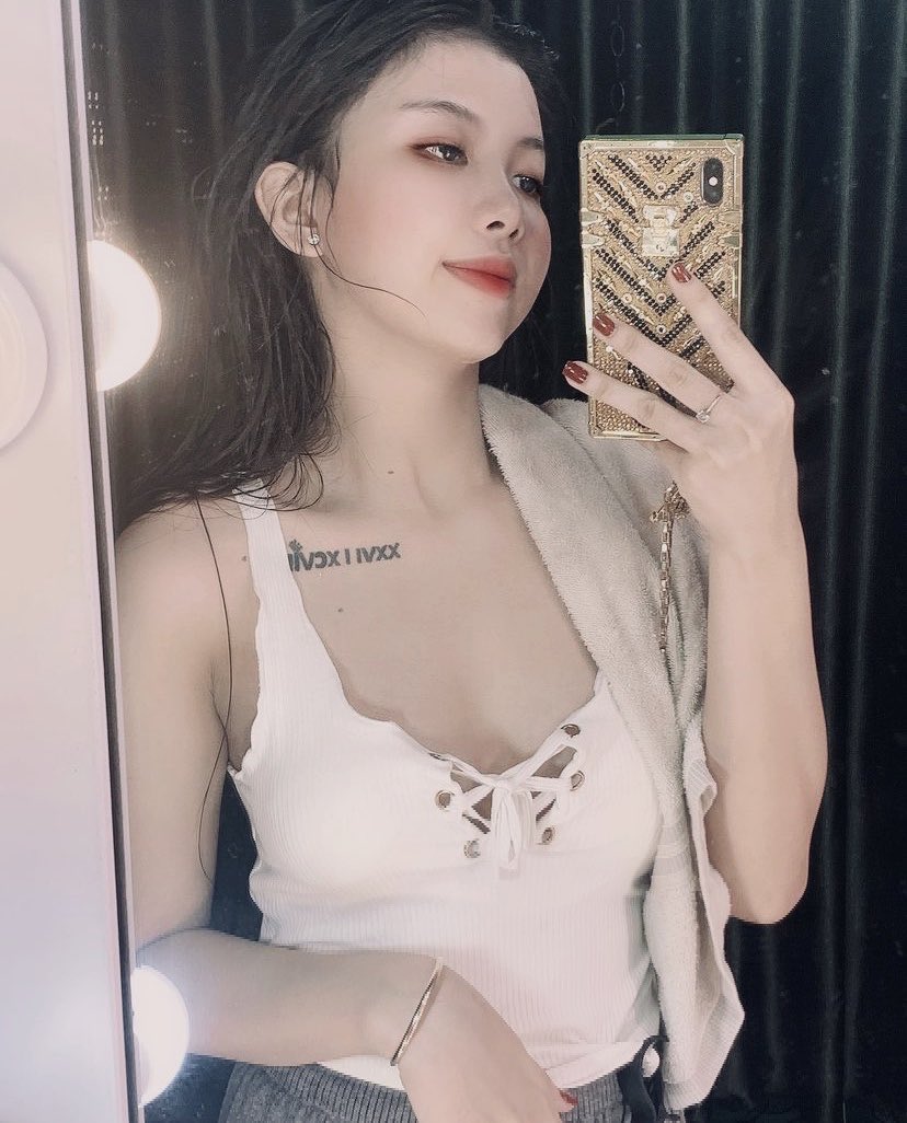 刚洗完澡太冷了，想要有个帅哥抱着我进被窝，哈哈哈哈😆。#反差婊 #骚货 #母狗 #露出 https://t.co/oCiJEGUxtM