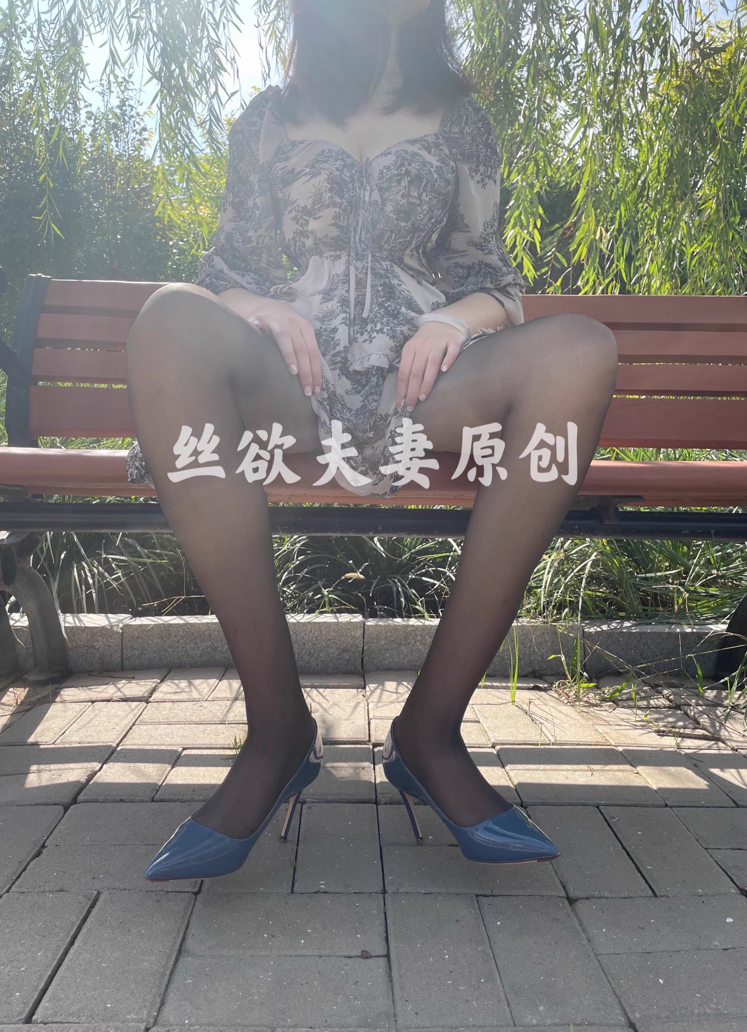 周末，一件连衣裙一条丝袜一双高跟鞋！在公园逛累了坐在人最多的地方各种拍！注意是真空哦 https://t.co/VgsYFxhRGR