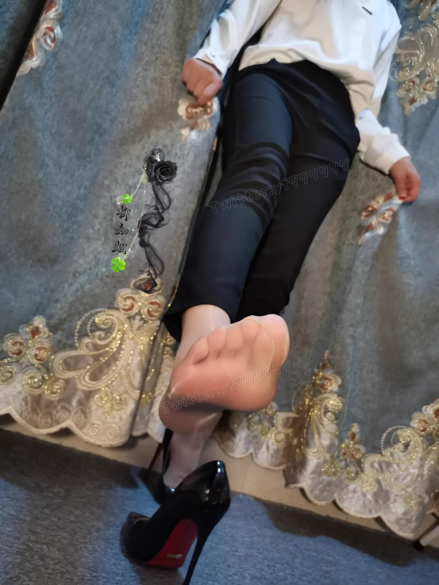 落地窗，窗内，洒了一地的明媚，窗外，繁衍了满地的苍翠，窗帘上的流苏，飘动着，此刻的最美。这时，只管细细地体会，清幽处的最真最美。…… @limerencem @LMziqiao 涞觅裤里丝 https://t.co/7mIcAg22KT