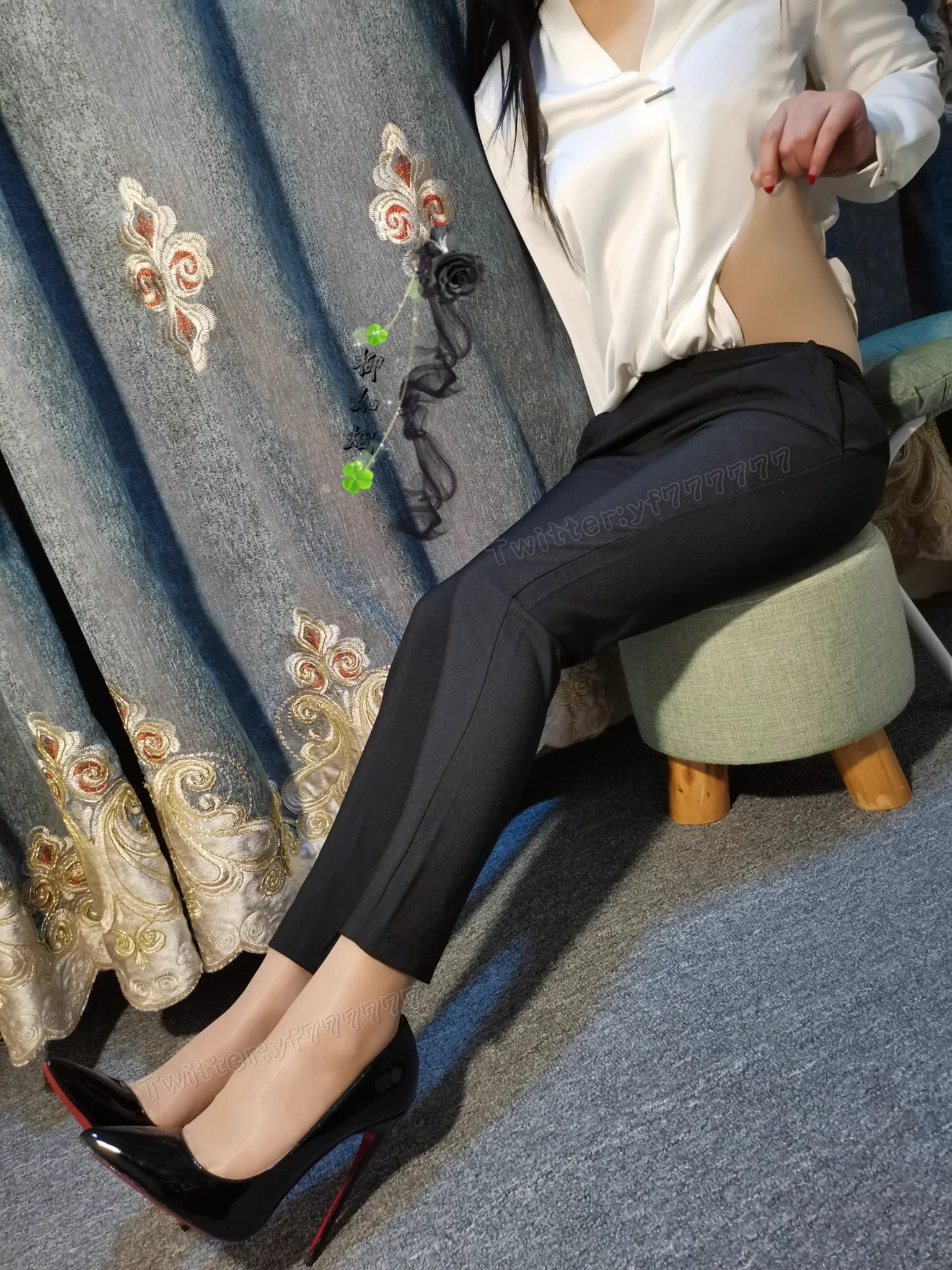 落地窗，窗内，洒了一地的明媚，窗外，繁衍了满地的苍翠，窗帘上的流苏，飘动着，此刻的最美。这时，只管细细地体会，清幽处的最真最美。…… @limerencem @LMziqiao 涞觅裤里丝 https://t.co/7mIcAg22KT