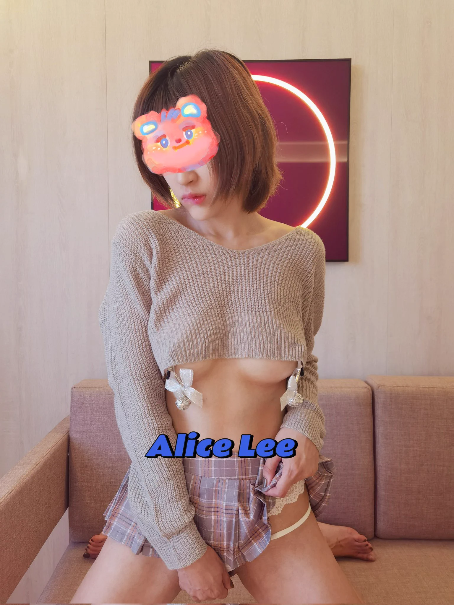 小母狗的纯欲系列第三张。看着小母狗一边咬着嘴唇难为情地用手遮住下体，一边又慢慢地拉高裙角，就想好好的虐待她一番。 #反差投稿 #反差婊 #私房 #约啪 #约拍 #北京约啪 #调教贱狗 #贱狗奴 #情侣交换 #夫妻交換 #性奴隶 #淫荡母狗 https://t.co/zWlOWGQOwE