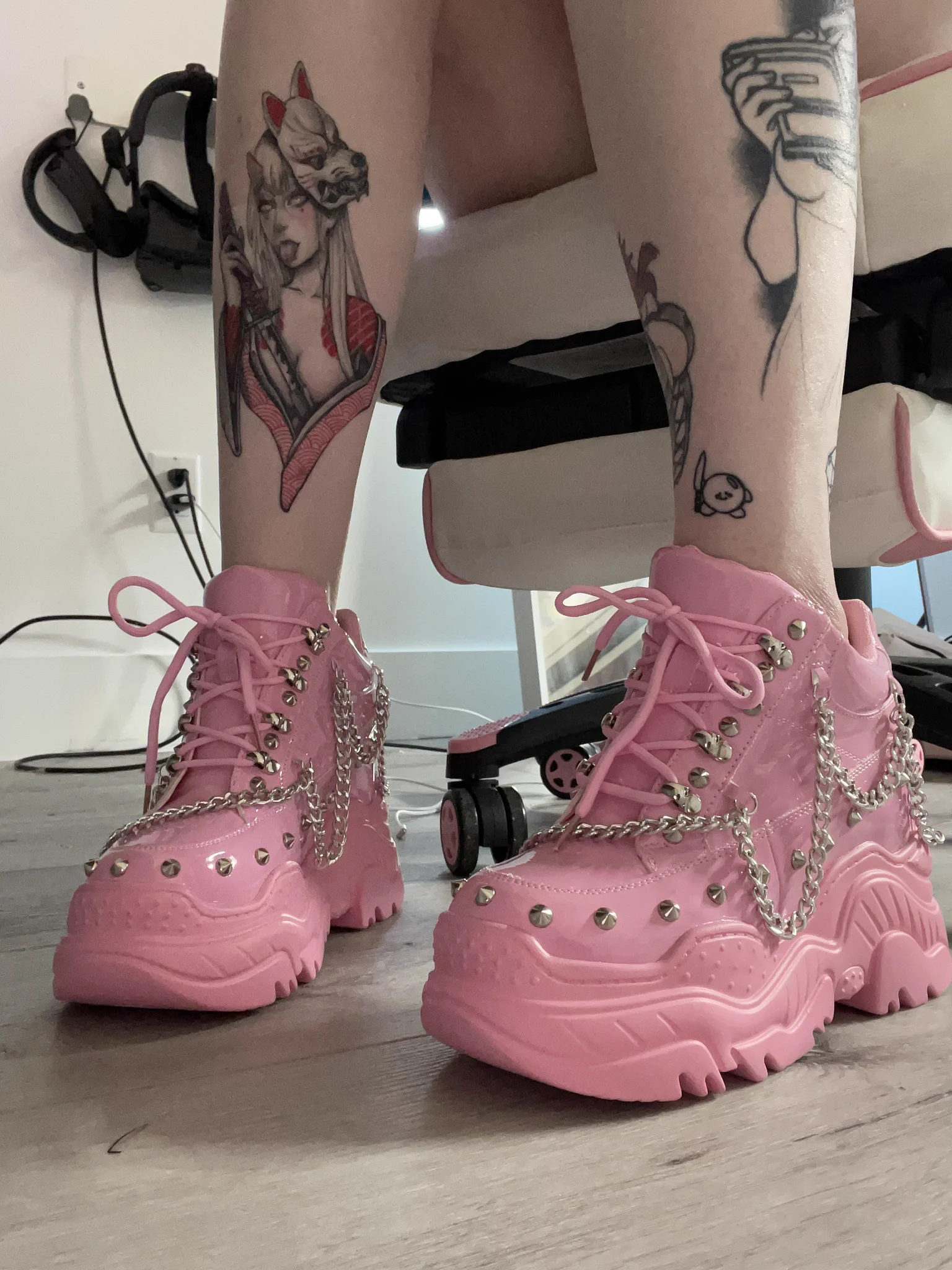my first pair of @anthonywangshop shoes. they make me like 5’8 but worth it for my countdown rave outfit https://t.co/yXBut9Jx2N